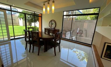 En venta casa dentro de urbanización. Sector Cumbayá