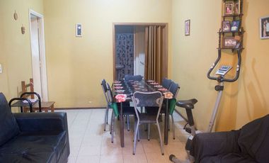 VENTA CASA 3 AMB. CON JARDIN Y COCHERA