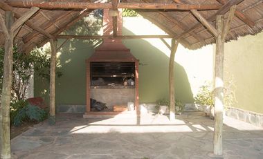 VENTA CASA 3 AMB. CON JARDIN Y COCHERA