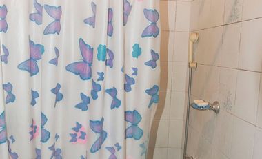 VENTA CASA 3 AMB. CON JARDIN Y COCHERA