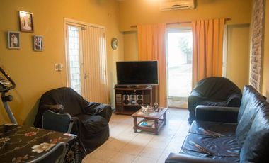 VENTA CASA 3 AMB. CON JARDIN Y COCHERA