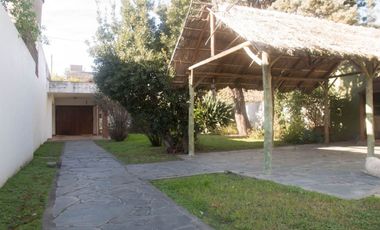 VENTA CASA 3 AMB. CON JARDIN Y COCHERA