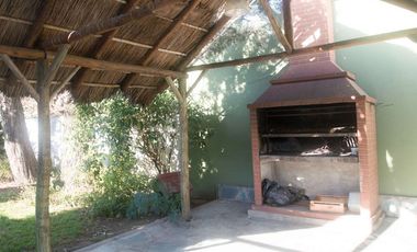 VENTA CASA 3 AMB. CON JARDIN Y COCHERA