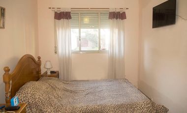 VENTA CASA 3 AMB. CON JARDIN Y COCHERA