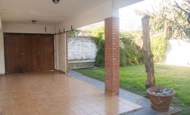VENTA CASA 3 AMB. CON JARDIN Y COCHERA