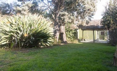 VENTA CASA 3 AMB. CON JARDIN Y COCHERA