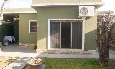 VENTA CASA 3 AMB. CON JARDIN Y COCHERA