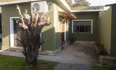 VENTA CASA 3 AMB. CON JARDIN Y COCHERA
