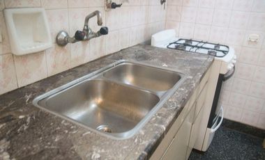 VENTA CASA 3 AMB. CON JARDIN Y COCHERA