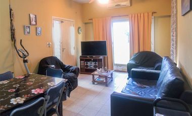 VENTA CASA 3 AMB. CON JARDIN Y COCHERA