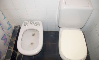 VENTA CASA 3 AMB. CON JARDIN Y COCHERA