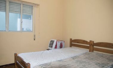 VENTA CASA 3 AMB. CON JARDIN Y COCHERA