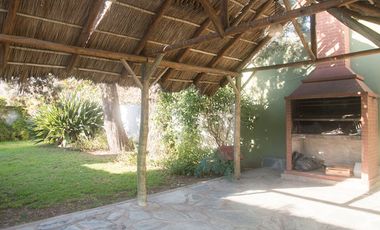 VENTA CASA 3 AMB. CON JARDIN Y COCHERA