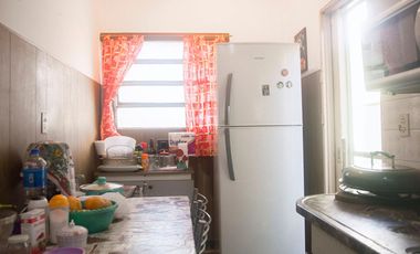 VENTA CASA 3 AMB. CON JARDIN Y COCHERA