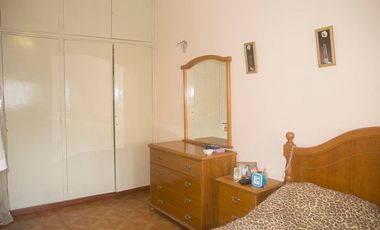VENTA CASA 3 AMB. CON JARDIN Y COCHERA