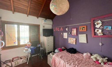 CASA 6AMB. C/COCHERA, QUINCHO Y PILETA RECICLADA!!