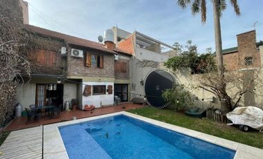 CASA 6AMB. C/COCHERA, QUINCHO Y PILETA RECICLADA!!