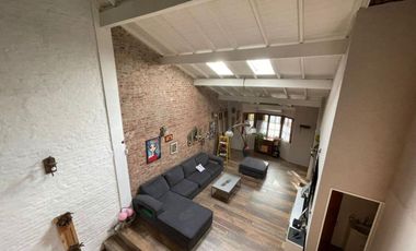 CASA 6AMB. C/COCHERA, QUINCHO Y PILETA RECICLADA!!