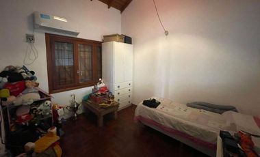 CASA 6AMB. C/COCHERA, QUINCHO Y PILETA RECICLADA!!