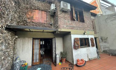 CASA 6AMB. C/COCHERA, QUINCHO Y PILETA RECICLADA!!