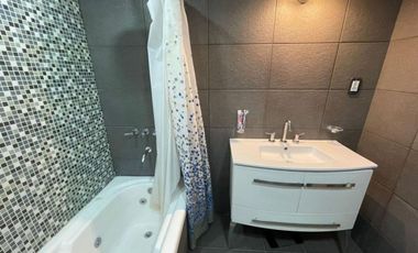 CASA 6AMB. C/COCHERA, QUINCHO Y PILETA RECICLADA!!