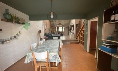 CASA 6AMB. C/COCHERA, QUINCHO Y PILETA RECICLADA!!