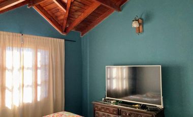 CASA 6AMB. C/COCHERA, QUINCHO Y PILETA RECICLADA!!