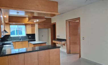 RENTA HERMOSA CASA A PASOS DE ANDARES