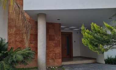 RENTA HERMOSA CASA A PASOS DE ANDARES