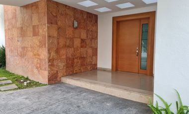 RENTA HERMOSA CASA A PASOS DE ANDARES