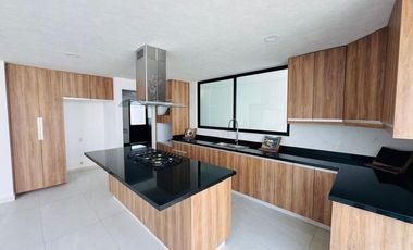 Casa nueva residencial venta opción a 4 o 5 recamaras con baño, Ave. Estado de México, zona La Asunción.