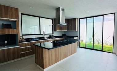 Casa nueva residencial venta opción a 4 o 5 recamaras con baño, Ave. Estado de México, zona La Asunción.