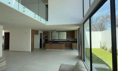 Casa nueva residencial venta opción a 4 o 5 recamaras con baño, Ave. Estado de México, zona La Asunción.