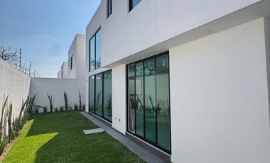 Casa nueva residencial venta opción a 4 o 5 recamaras con baño, Ave. Estado de México, zona La Asunción.