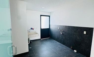 Casa nueva residencial venta opción a 4 o 5 recamaras con baño, Ave. Estado de México, zona La Asunción.