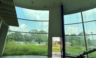 TERRENO EN RENTA CON OFICINAS
