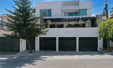 Casa en fraccionamiento AMUEBLADA 4 hab y 5 Baños cerca de Plaza Mayor