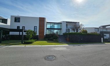 Preciosa RESIDENCIA en uno de los más exclusivos desarrollos cercanos a CDMX y zona metropolitana.