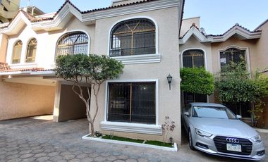 Casa en VENTA, en coto de solo 8 casas, zona Plaza del Sol.