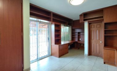 Casa en VENTA, en coto de solo 8 casas, zona Plaza del Sol.
