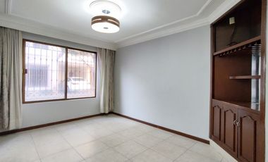Casa en VENTA, en coto de solo 8 casas, zona Plaza del Sol.