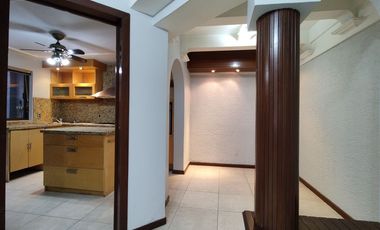 Casa en VENTA, en coto de solo 8 casas, zona Plaza del Sol.