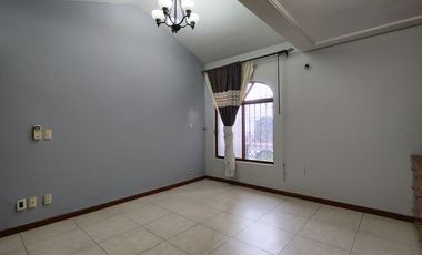 Casa en VENTA, en coto de solo 8 casas, zona Plaza del Sol.