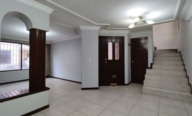 Casa en VENTA, en coto de solo 8 casas, zona Plaza del Sol.
