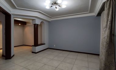 Casa en VENTA, en coto de solo 8 casas, zona Plaza del Sol.