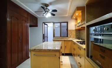 Casa en VENTA, en coto de solo 8 casas, zona Plaza del Sol.