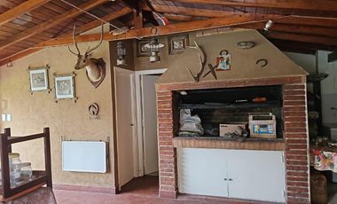 HERMOSA CASA EN PINOS DE ANCHORENA! INCREIBLE PARQUE CON PISCINA!