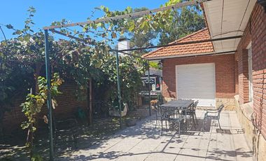HERMOSA CASA EN PINOS DE ANCHORENA! INCREIBLE PARQUE CON PISCINA!