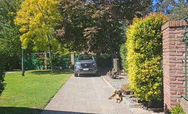 HERMOSA CASA EN PINOS DE ANCHORENA! INCREIBLE PARQUE CON PISCINA!