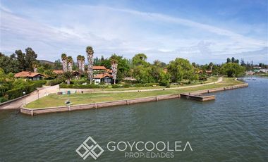 Casa en Venta en Condominio acceso y vista al Lago